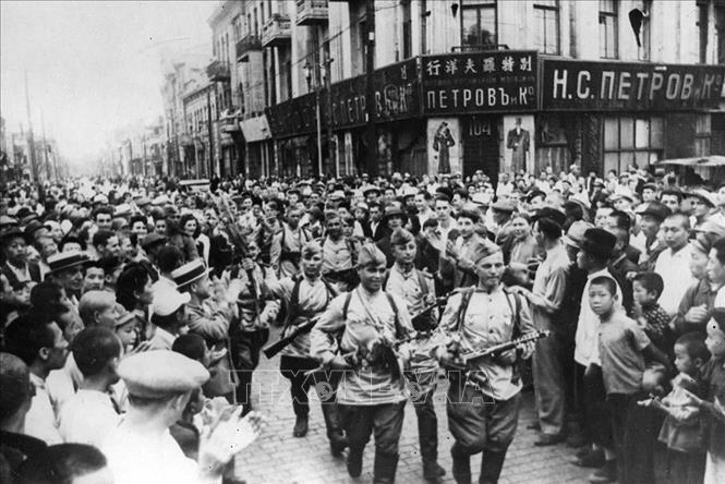 Ngày 14/8/1945, tuy Nhật Hoàng đã tuyên bố đầu hàng quân Đồng Minh, nhưng phát xít Nhật vẫn ngoan cố chống cự, buộc Hồng quân Liên Xô phải tiến hành Chiến dịch Mãn Châu nhằm đập tan đạo quân Quan Đông, đạo quân cuối cùng của phát xít Nhật, kết thúc hoàn toàn chiến tranh thế giới lần thứ hai. Trong ảnh: Người dân Cáp Nhĩ Tân (Trung Quốc) chào đón các chiến sĩ Hồng quân Liên Xô vào giải phóng thành phố, ngày 20/8/1945. Ảnh: Tư liệu quốc tế/TTXVN phát
