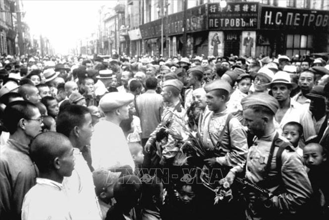 Trong ảnh: Người dân Cáp Nhĩ Tân (Trung Quốc) chào đón các chiến sĩ Hồng quân Liên Xô vào giải phóng thành phố, ngày 20/8/1945. Ảnh: Tư liệu quốc tế/TTXVN phát