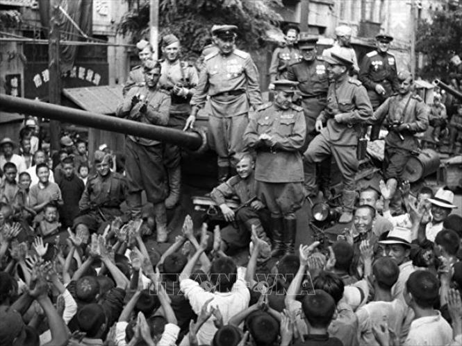 Đêm 9/8/1945, Hồng quân Liên Xô mở màn chiến dịch tấn công đội quân Quan Đông của Nhật tại Mãn Châu (Trung Quốc) và đến 19/8 đã tiêu diệt 1 triệu tên, giải phóng Đông Bắc Trung Quốc và Bắc Triều Tiên, đập tan căn cứ kinh tế quân sự-bàn đạp chiến tranh của Nhật trên lục địa, góp phần kết thúc Chiến tranh thế giới thứ hai ở khu vực châu Á-Thái Bình Dương. Trong ảnh: Người dân Cáp Nhĩ Tân (Trung Quốc) chào đón các chiến sĩ Hồng quân Liên Xô vào giải phóng thành phố, ngày 20/8/1945. Ảnh: Tư liệu quốc tế/TTXVN phát