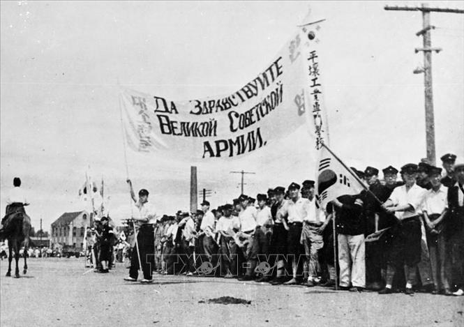 Ngày 25/8/1945, quân đội Nhật ở khu vực phía Bắc Triều Tiên bị giải trừ quân bị hoàn toàn. Giải phóng Triều Tiên là kết quả đấu tranh nhuộm máu của bao con người, quân đội Liên Xô đã hy sinh to lớn cho cuộc chiến này. Trong ảnh: Nhân dân Bắc Triều Tiên chào đón các chiến sĩ Hồng quân Liên Xô vào giải phóng, ngày 24/8/1945. Ảnh: Tư liệu quốc tế/TTXVN phát