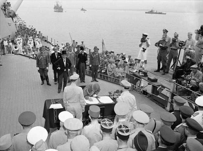 Trong ảnh: Ngày 2/9/1945, trên chiến hạm USS Missouri của Hải quân Mỹ, Ngoại trưởng Nhật Bản Mamoru Shigemitsu đã ký văn kiện chấp nhận đầu hàng không điều kiện với Liên Xô và quân Đồng minh, chính thức kết thúc Chiến tranh thế giới lần thứ hai. Ảnh: Tư liệu quốc tế/TTXVN phát