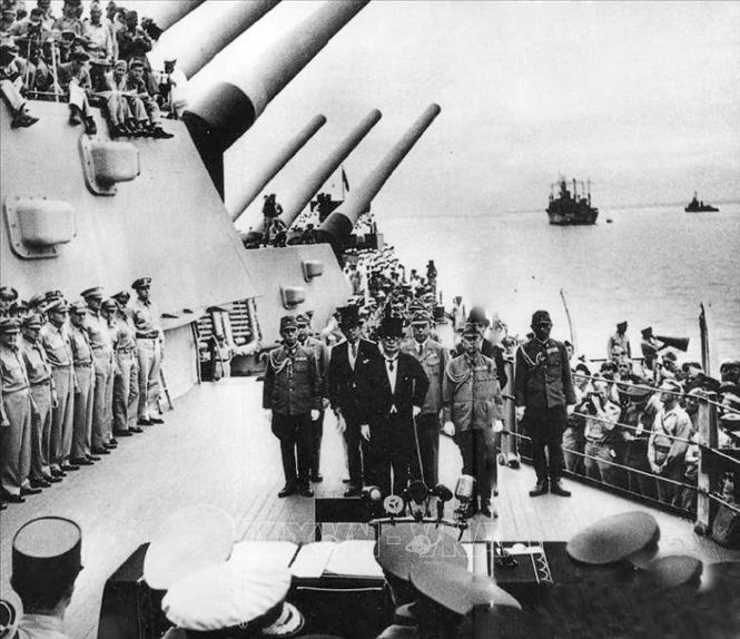 Trong ảnh: Ngày 2/9/1945, trên chiến hạm USS Missouri của Hải quân Mỹ, Ngoại trưởng Nhật Bản Mamoru Shigemitsu đã ký văn kiện chấp nhận đầu hàng không điều kiện với Liên Xô và quân Đồng minh, chính thức kết thúc Chiến tranh thế giới lần thứ hai. Ảnh: Tư liệu quốc tế/TTXVN phát