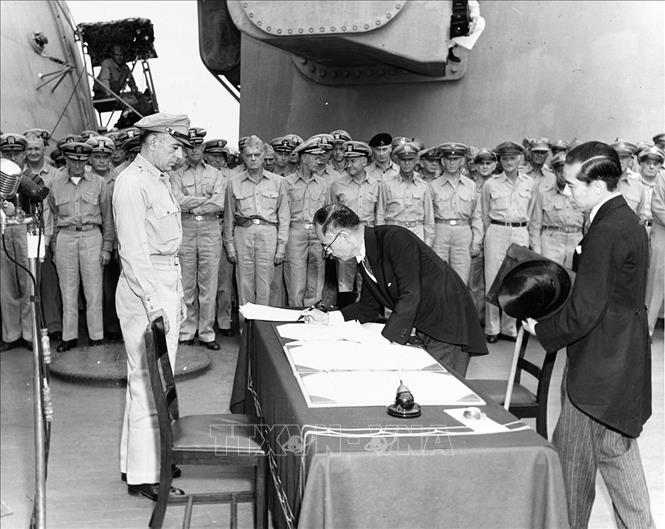 Trong ảnh: Ngày 2/9/1945, trên chiến hạm USS Missouri của Hải quân Mỹ, Ngoại trưởng Nhật Bản Mamoru Shigemitsu đã ký văn kiện chấp nhận đầu hàng không điều kiện với Liên Xô và quân Đồng minh, chính thức kết thúc Chiến tranh thế giới lần thứ hai. Ảnh: Tư liệu quốc tế/TTXVN phát