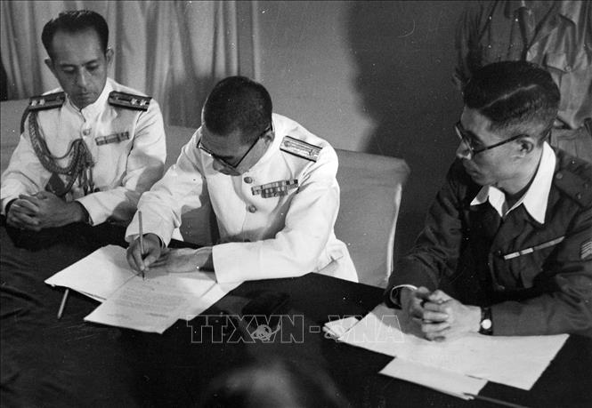 Trong ảnh: Một sĩ quan Hải quân Nhật Bản ký văn kiện đầu hàng trên tàu HMS Nelson của Hải quân Hoàng gia Anh, ngày 2/9/1945, đánh dấu sự kiện giải phóng Penang (Malaysia) trong Chiến dịch Jurist. Ảnh: Tư liệu quốc tế/TTXVN phát