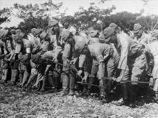 Trong ảnh: Binh lính Nhật Bản ra trình diện, đầu hàng quân Đồng Minh đều tự giao nộp thanh kiếm của mình. Ảnh: Tư liệu quốc tế/TTXVN phát