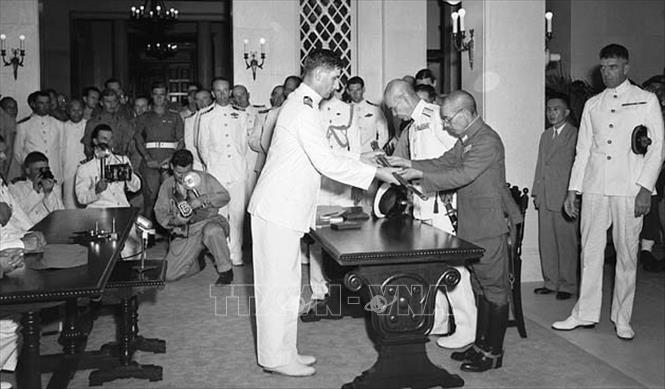 Trong ảnh: Sỹ quan Nhật Bản ra trình diện, đầu hàng quân Đồng Minh đều tự giao nộp thanh kiếm của mình. Ảnh: Tư liệu quốc tế/TTXVN phát