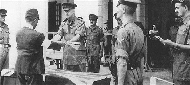 Trong ảnh: Sỹ quan, binh lính Nhật ra trình diện, đầu hàng quân Đồng minh đều tự giao nộp thanh kiếm của mình. Ảnh: Tư liệu quốc tế/TTXVN phát