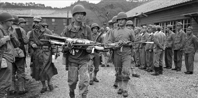 Trong ảnh: Binh lính Mỹ thu nhận kiếm của quân Nhật ra trình diện, đầu hàng. Ảnh: Tư liệu quốc tế/TTXVN phát