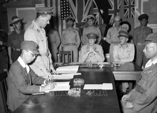 Trong ảnh: Tướng Masatane Kanda ký văn kiện đầu hàng của quân Nhật trên đảo Bougainville, New Guinea (nay là Papua New Guinea). Ảnh: Tư liệu quốc tế/TTXVN phát