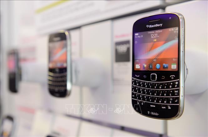 Trong ảnh (tư liệu): Điện thoại 4G  Blackberry Bold 9900 được trưng bày tại cửa hàng ở Los Angeles, bang California (Mỹ). Ảnh: AFP/TTXVN 