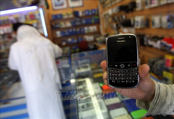 Trong ảnh (tư liệu): Điện thoại Blackberry được bày bán tại cửa hàng ở Dubai, Các tiểu vương quốc Arab thống nhất. Ảnh: AFP/TTXVN 