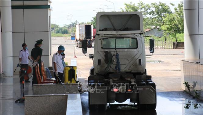 Trong ảnh: Lực lượng kiểm soát tại cửa khẩu quốc tế Hoa Lư kiểm tra phương tiện xe đầu kéo trước khi cho qua biên giới. Ảnh: Sỹ Tuyên – TTXVN