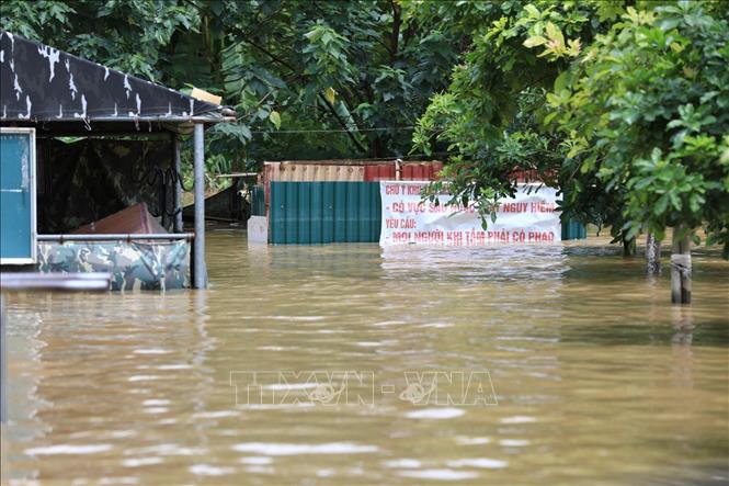 Trong ảnh: Nước sông Hồng lên cao có thể ảnh hưởng đến cuộc sống của những người dân sống ở ven sông. Ảnh: Thành Đạt - TTXVN