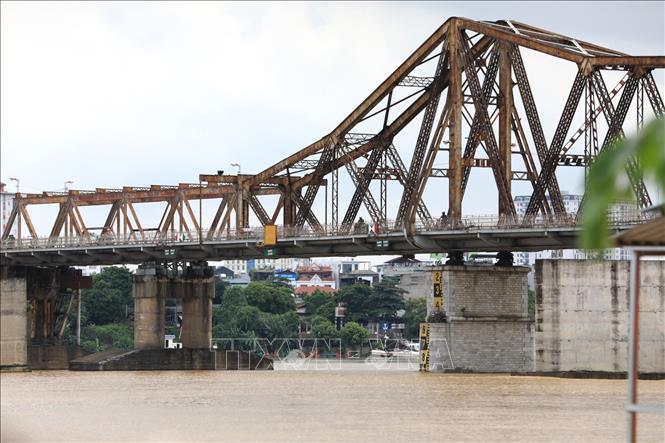 Trong ảnh: Lúc 10 giờ 30 phút ngày 21/8, mực nước tại Hà Nội ở mức 8,30m (dưới báo động 1 là 1,20m). Ảnh: Thành Đạt - TTXVN