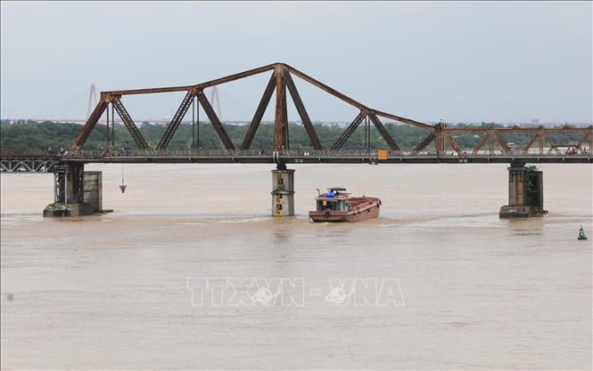 Trong ảnh: Lúc 10 giờ 30 phút ngày 21/8, mực nước tại Hà Nội ở mức 8,30m (dưới báo động 1 là 1,20m). Ảnh: Thành Đạt - TTXVN