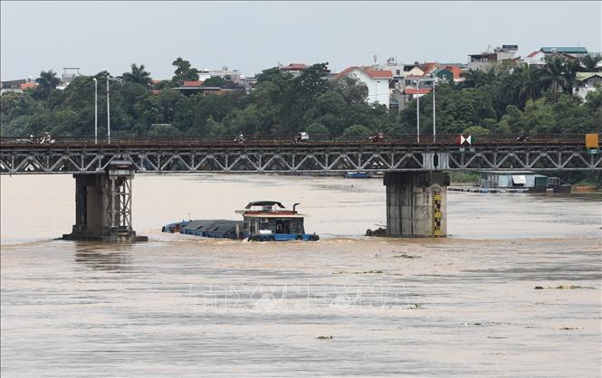 Trong ảnh: Nước sông Hồng lên cao, dưới chân cầu Long Biên (Ảnh chụp lúc 10 giờ). Ảnh: Thành Đạt - TTXVN