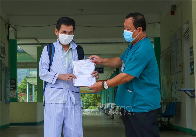 Trong ảnh: Bác sỹ Lê Thành Phúc, Giám đốc Bệnh viện Phổi Đà Nẵng trao Giấy ra viện cho bệnh nhân 605. Ảnh: Trần Lê Lâm - TTXVN