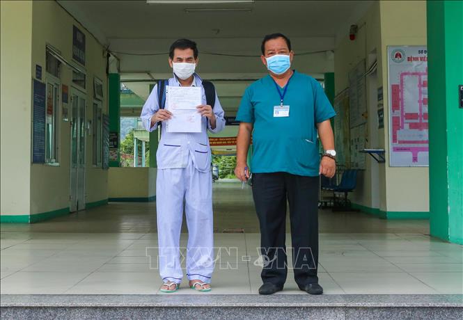Trong ảnh: Bệnh nhân 605 nhận Giấy ra viện từ Bác sỹ Lê Thành Phúc, Giám đốc Bệnh viện Phổi Đà Nẵng . Ảnh: Trần Lê Lâm - TTXVN