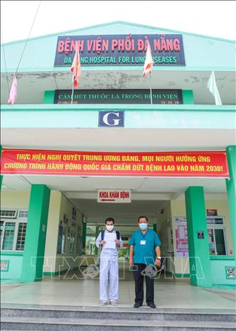 Trong ảnh: Bệnh nhân 605 nhận Giấy ra viện từ Bác sỹ Lê Thành Phúc, Giám đốc Bệnh viện Phổi Đà Nẵng . Ảnh: Trần Lê Lâm - TTXVN
