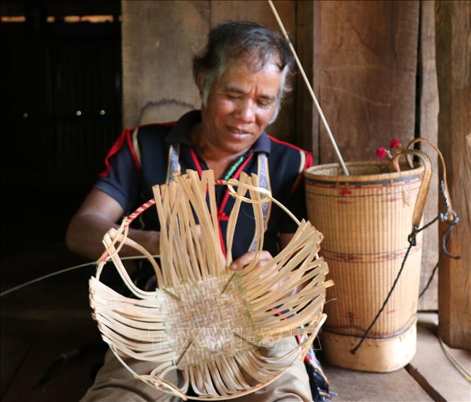 Trong ảnh: Một chiếc gùi sắp được hình thành. Ảnh: Hồng Điệp - TTXVN