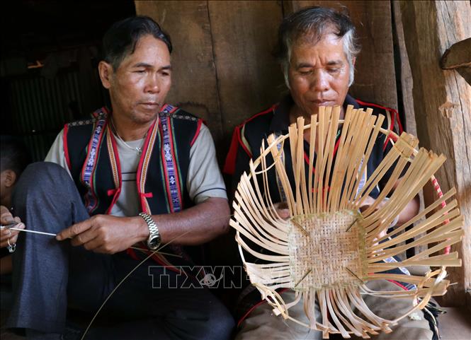 Trong ảnh: Những chiếc gùi dần hình thành qua đôi bàn tay khéo léo của đàn ông trong làng. Ảnh: Hồng Điệp - TTXVN 