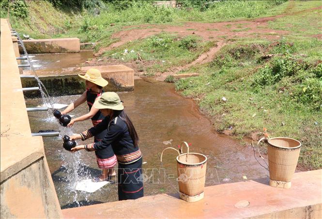 Trong ảnh: Phụ nữ thường dùng gùi trong tất cả các hoạt động, sinh hoạt hằng ngày, thay thế túi ni lông. Ảnh: Hồng Điệp - TTXVN 