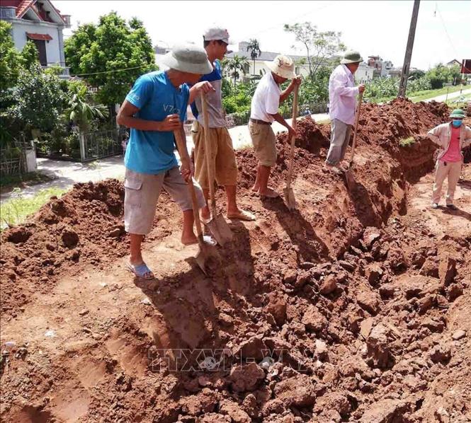 Trong ảnh: Khắc phục, xử lý sự cố khẩn cấp đê tả sông Hồng đoạn từ k123+920 - k123+980 thuộc thành phố Hưng Yên, đã được thi công xong ngày 15/8/2020. Ảnh: TTXVN phát
