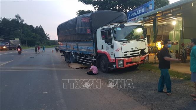 Trong ảnh: Tông trực diện vào xe tải, nam thanh niên tử vong tại chỗ. Ảnh: Đậu Tất Thành – TTXVN
