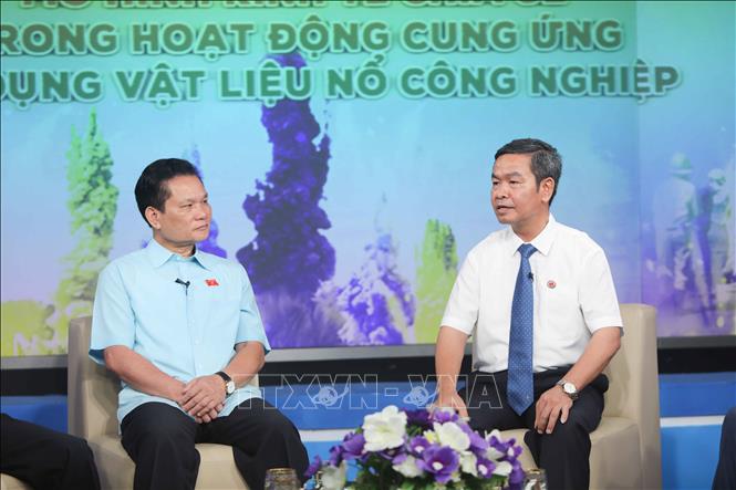 Trong ảnh: Tổng Giám đốc Tổng Công ty công nghiệp Hóa chất mỏ (Vinacomin) Nguyễn Văn Sáng (bên phải) chia sẻ tại tọa đàm. Ảnh: Thanh Tùng -  TTXVN 