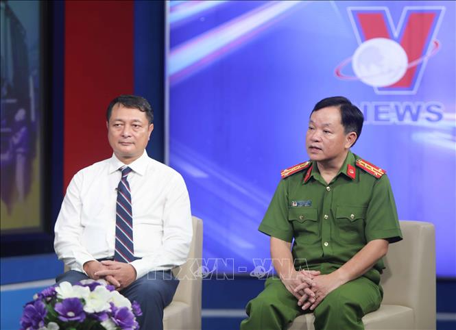 Trong ảnh: Ông Phùng Đức Thắng, Phó Cục trưởng Cục Cảnh sát Quản lí hành chính về trật tự xã hội (bên phải) phát biểu tại tọa đàm. Ảnh: Thanh Tùng -  TTXVN