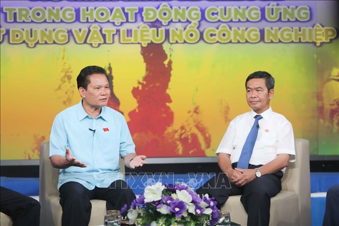 Trong ảnh: Ông Bùi Sỹ Lợi, Phó Chủ nhiệm Ủy ban Các vấn đề xã hội của Quốc hội (bên trái) phát biểu tại tọa đàm. Ảnh: Thanh Tùng -  TTXVN