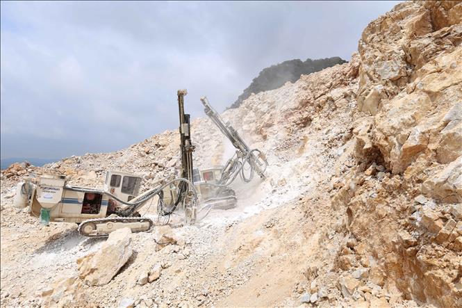 Trong ảnh: Công ty Công nghiệp Hoá chất mỏ Bắc Trung Bộ - Micco thi công khoan tại Công trường Long Sơn, tỉnh Thanh Hóa. Ảnh: Anh Tuấn – TTXVN