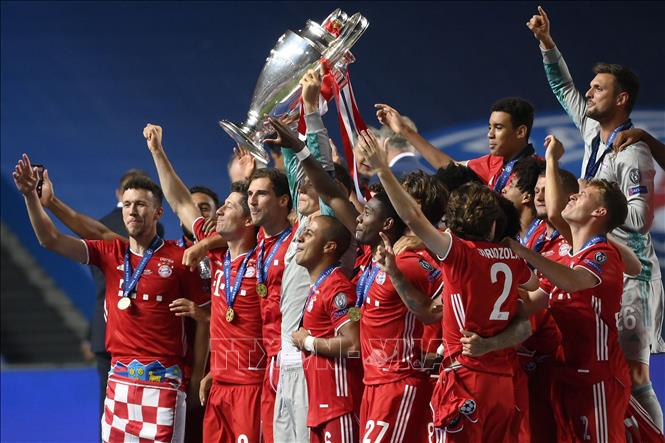 Trong ảnh: Niềm vui phút đăng quang vô địch UEFA Champions League của các cầu thủ Bayern Munich tại Lisbon (Bồ Đào Nha) ngày 23/8/2020. Ảnh: AFP/TTXVN