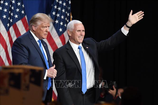 Trong ảnh: Tổng thống Mỹ Donald Trump (trái) và Phó Tổng thống Mike Pence tại Đại hội toàn quốc của đảng Cộng hòa ở thành phố Charlotte, bang Bắc Carolina, ngày 24/8/2020. Ảnh: AFP/TTXVN