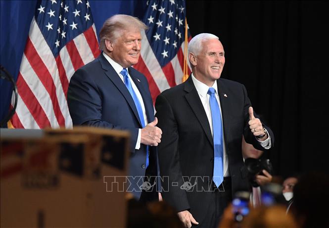 Trong ảnh: Tổng thống Mỹ Donald Trump (trái) và Phó Tổng thống Mike Pence tại Đại hội toàn quốc của đảng Cộng hòa ở thành phố Charlotte, bang Bắc Carolina, ngày 24/8/2020. Ảnh: AFP/TTXVN