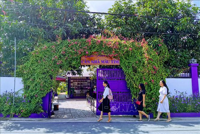 Trong ảnh: Cổng vào điểm tham quan, phim trường “Căn nhà màu tím”. Ảnh: Thanh Liêm - TTXVN