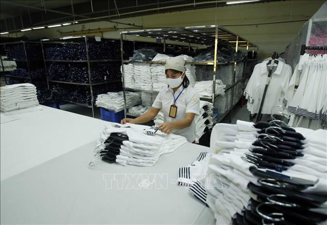Trong ảnh: Sản xuất sản phẩm may mặc tại Công ty Cổ phần may Tiên Hưng (huyện Tiên Lữ). Ảnh: Phạm Kiên - TTXVN