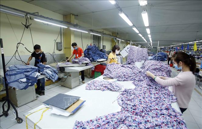 Trong ảnh: Sản xuất sản phẩm may mặc tại Công ty Cổ phần may Tiên Hưng (huyện Tiên Lữ). Ảnh: Phạm Kiên - TTXVN