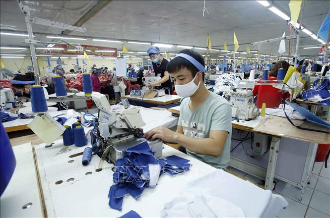 Trong ảnh: Sản xuất sản phẩm may mặc tại Công ty Cổ phần may Tiên Hưng (huyện Tiên Lữ). Ảnh: Phạm Kiên - TTXVN