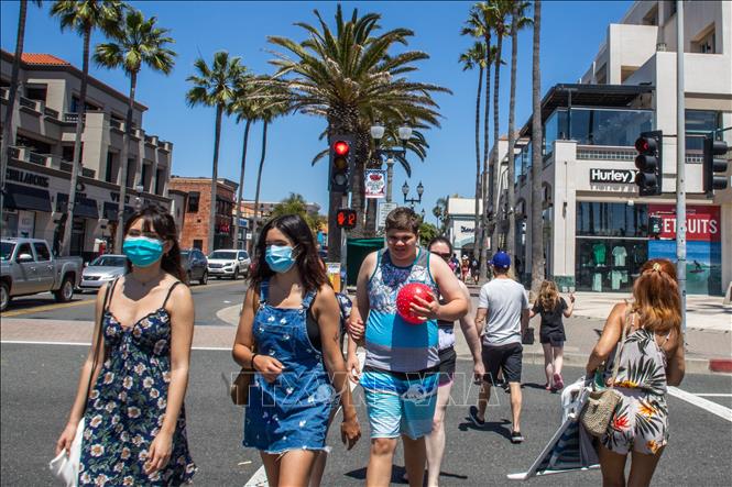 Trong ảnh: Nắng nóng trên bãi biển Huntington ở California (Mỹ) ngày 25/4/2020. Ảnh: AFP/TTXVN