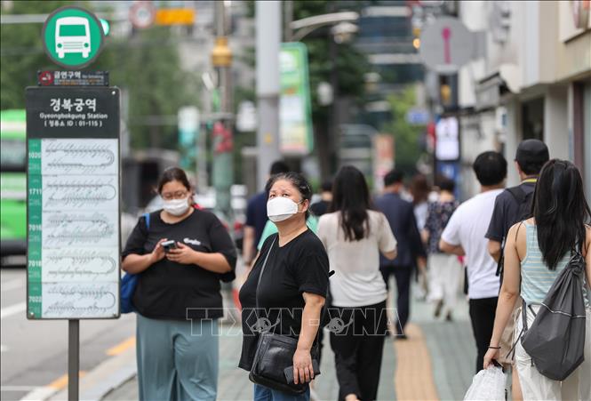 Trong ảnh: Người dân đeo khẩu trang phòng lây nhiễm COVID-19 tại Seoul, Hàn Quốc, ngày 25/8/2020. Ảnh: THX/ TTXVN