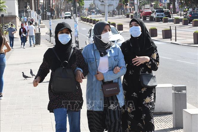 Trong ảnh: Người dân đeo khẩu trang phòng lây nhiễm COVID-19 tại Casablanca, Maroc, ngày 24/8/2020. Ảnh: THX/ TTXVN