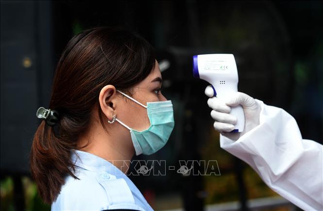Trong ảnh: Kiểm tra thân nhiệt phòng lây nhiễm COVID-19 tại Jakarta, Indonesia, ngày 24/8/2020. Ảnh: THX/ TTXVN