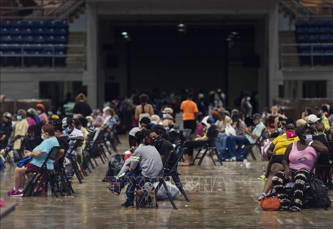 Trong ảnh: Người dân sơ tán tránh bão Laura tại Lake Charles, bang Louisiana, Mỹ ngày 25/8/2020. Ảnh: AFP/TTXVN