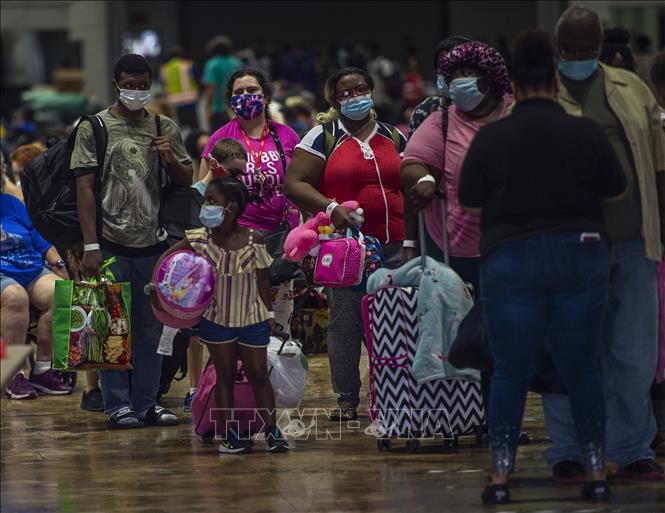 Trong ảnh: Người dân sơ tán tránh bão Laura tại Lake Charles, bang Louisiana, Mỹ ngày 25/8/2020. Ảnh: AFP/TTXVN