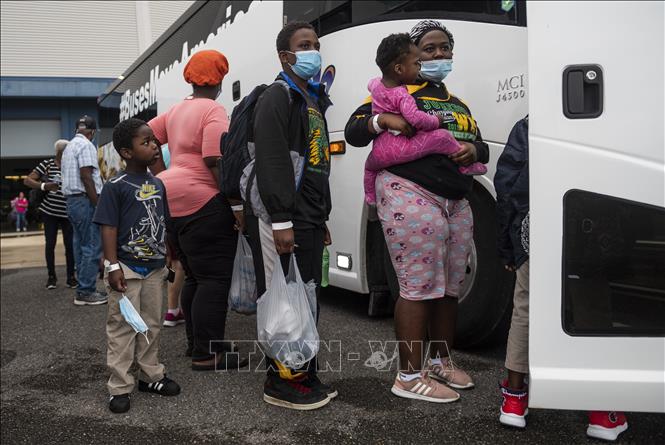 Trong ảnh: Người dân sơ tán tránh bão Laura tại Lake Charles, bang Louisiana, Mỹ ngày 25/8/2020. Ảnh: AFP/TTXVN
