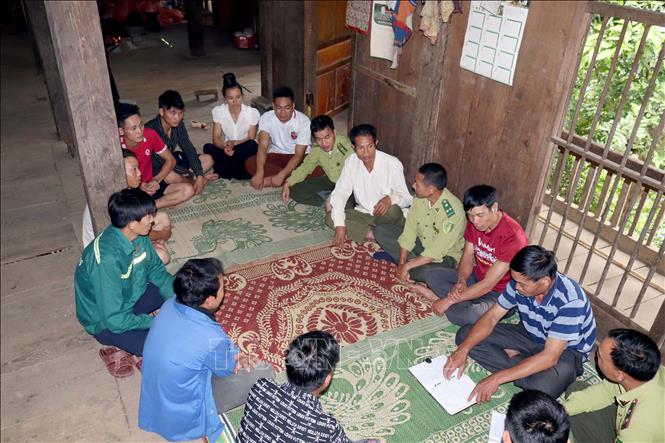 Trong ảnh: Cán bộ Ban Quản lý Khu bảo tồn thiên nhiên Mường La tuyên truyền, vận động người dân bản Ít, xã Nặm Păm tích cực tham gia công tác quản lý, bảo vệ rừng, phòng cháy, chữa cháy rừng, bảo tồn đa dạng sinh học. Ảnh: Quang Quyết-TTXVN