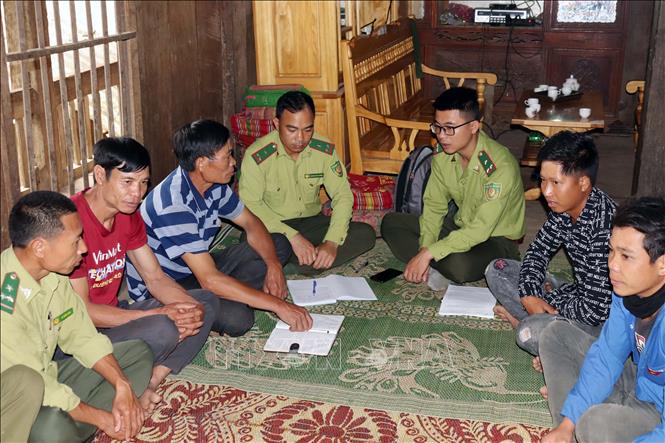 Trong ảnh: Cán bộ Ban Quản lý Khu bảo tồn thiên nhiên Mường La tuyên truyền, vận động người dân bản Ít, xã Nặm Păm tích cực tham gia công tác quản lý, bảo vệ rừng, phòng cháy, chữa cháy rừng, bảo tồn đa dạng sinh học. Ảnh: Quang Quyết-TTXVN