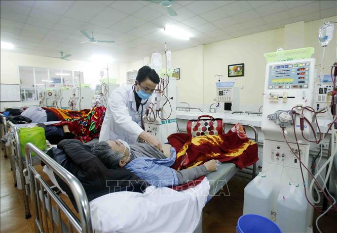 Trong ảnh: Bác sỹ thăm khám bệnh nhân chạy thận nhân tạo tại khoa thận tiết niệu (Bệnh viện Đa khoa tỉnh Hưng Yên). Ảnh: Phạm Kiên - TTXVN