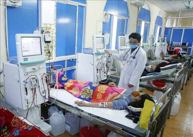 Trong ảnh: Bác sỹ thăm khám bệnh nhân chạy thận nhân tạo tại khoa thận tiết niệu, bệnh viện Đa khoa tỉnh Hưng Yên. Ảnh: Phạm Kiên - TTXVN